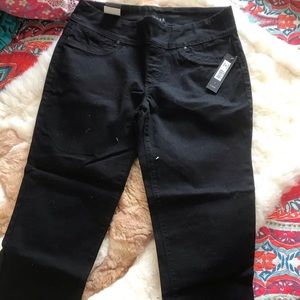 Black capri pants. NWT.